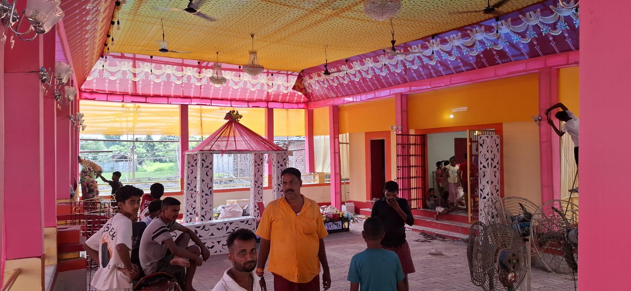 कहीं घर तो कहीं मंदिरों में सजाया गया भगवान श्री कृष्ण का दरबार