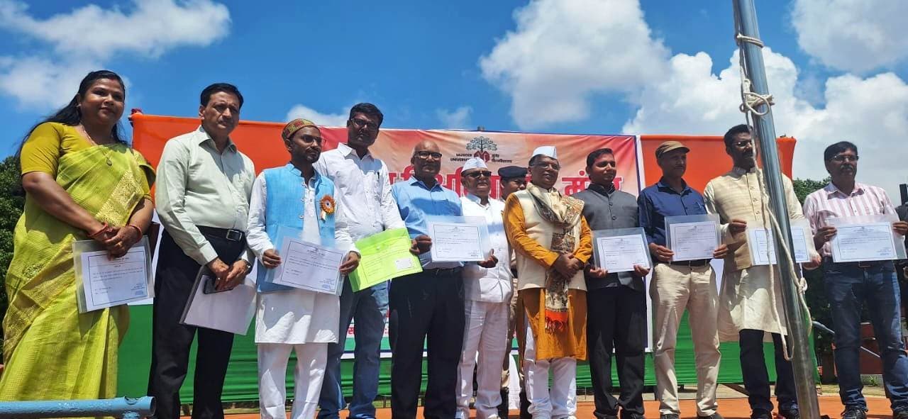 सीनेट चुनाव के सफल उम्मीदवारों को मिला प्रमाण पत्र