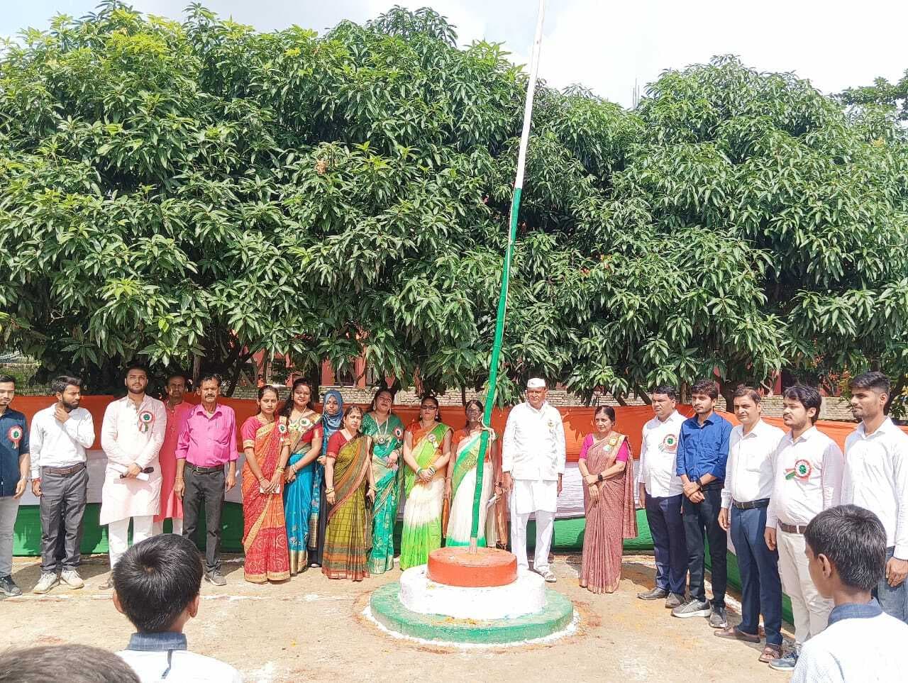 Samastipur News:गुरुकुल ग्रुप ऑफ इंस्टीट्यूशन के सभी पांच शाखाओं पर लहराया तिरंगा