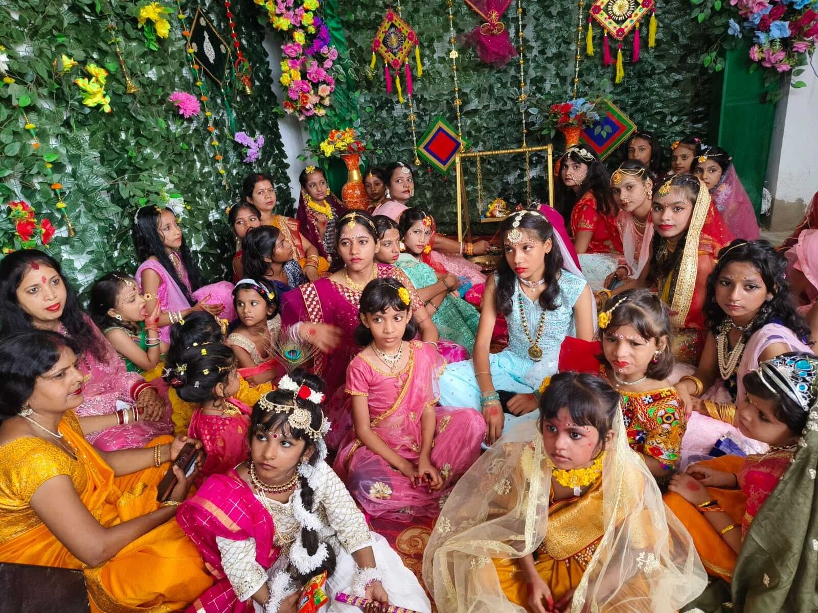 कृष्ण जन्मोत्सव पर आकर्षक झांकियों ने मोहा मन