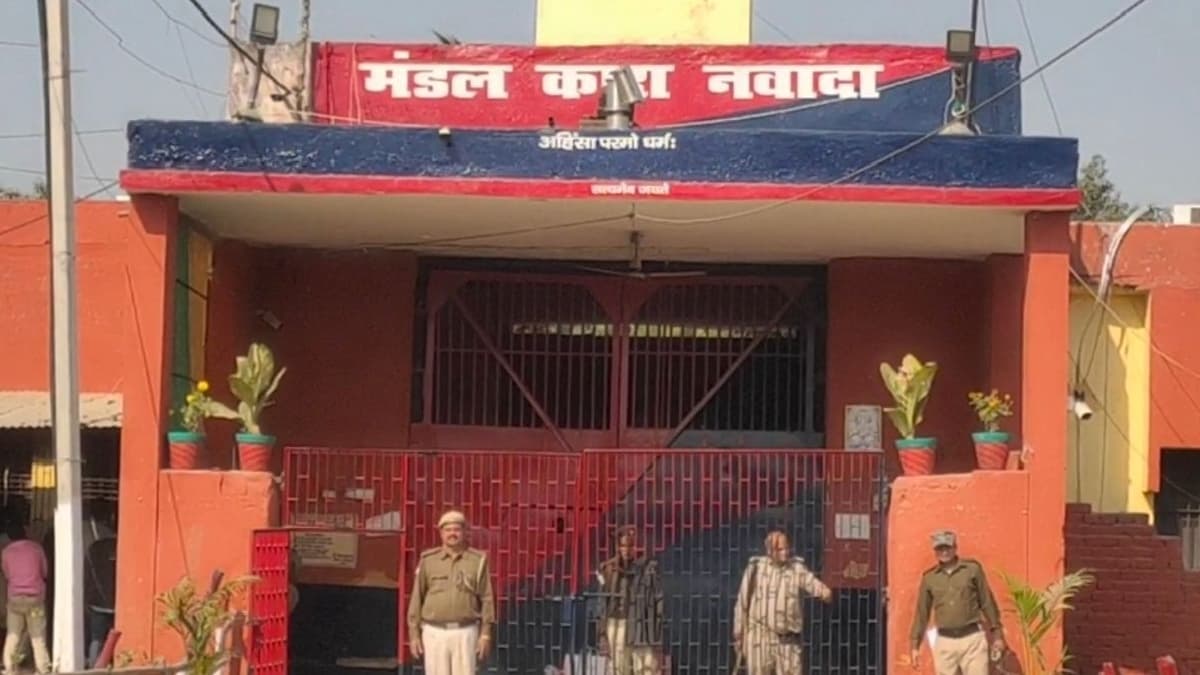 जेल गेट से खैनी की तस्करी का भंडाफोड़, परिजन पर केस दर्जजेल में बंद पिता को खैनी की तलब, बेटे की करतूत से खुला राजपिता के लिए खैनी लाया बेटा, जेल गेट पर धरा गया पूरा खेल