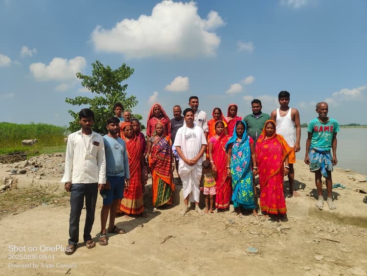 पीपल टोला में महानंदा का कटाव जारी, विभाग बेखबर