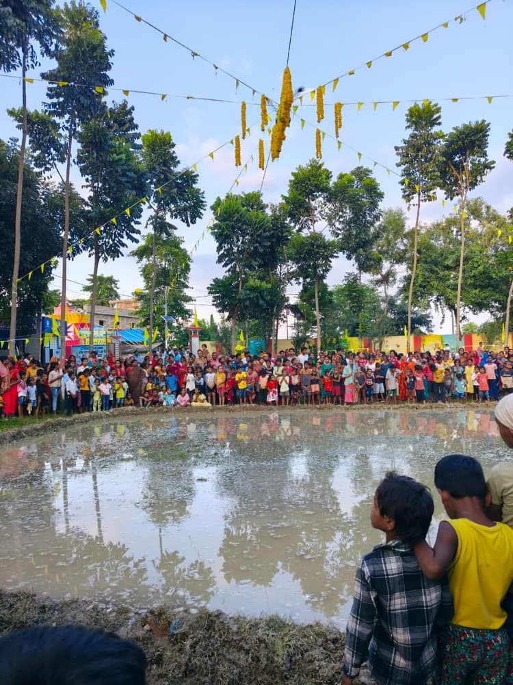 जन्माष्टमी पर मटका फोड़ कार्यक्रम आयोजित, बड़ी संख्या में जुटे लोग