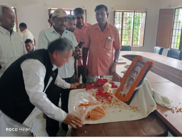 सारवां : झामुमो कार्यकर्ताओं ने गुरुजी को दी श्रद्धांजलि