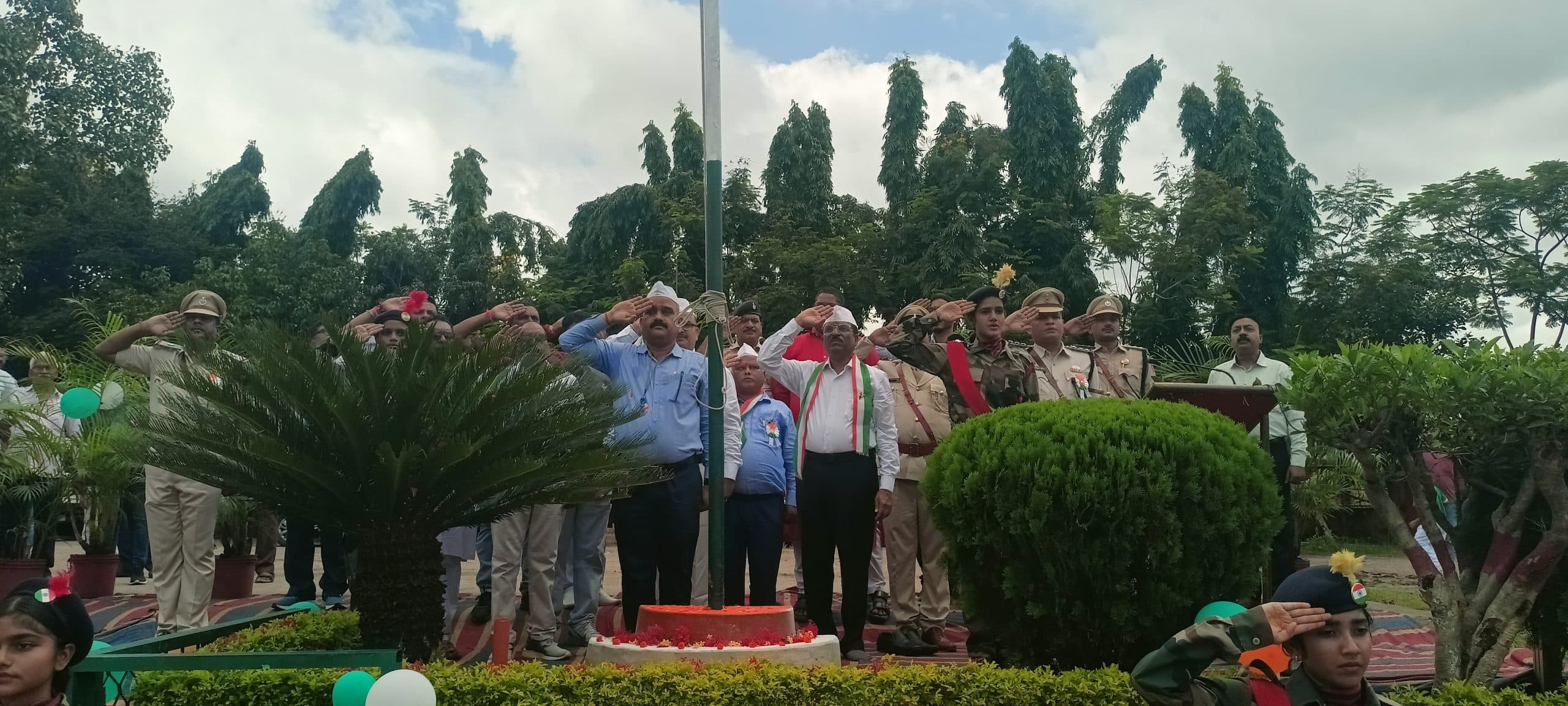 चितरा में ध्वजारोहण कर तिरंगे को दी सलामी