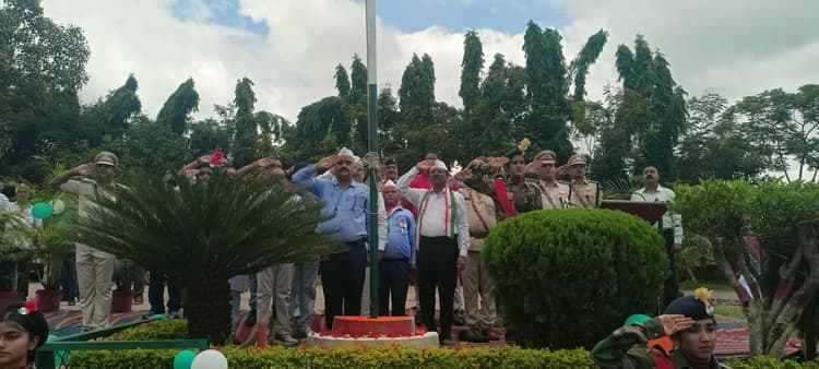 चितरा में ध्वजारोहण कर तिरंगे को दी सलामी