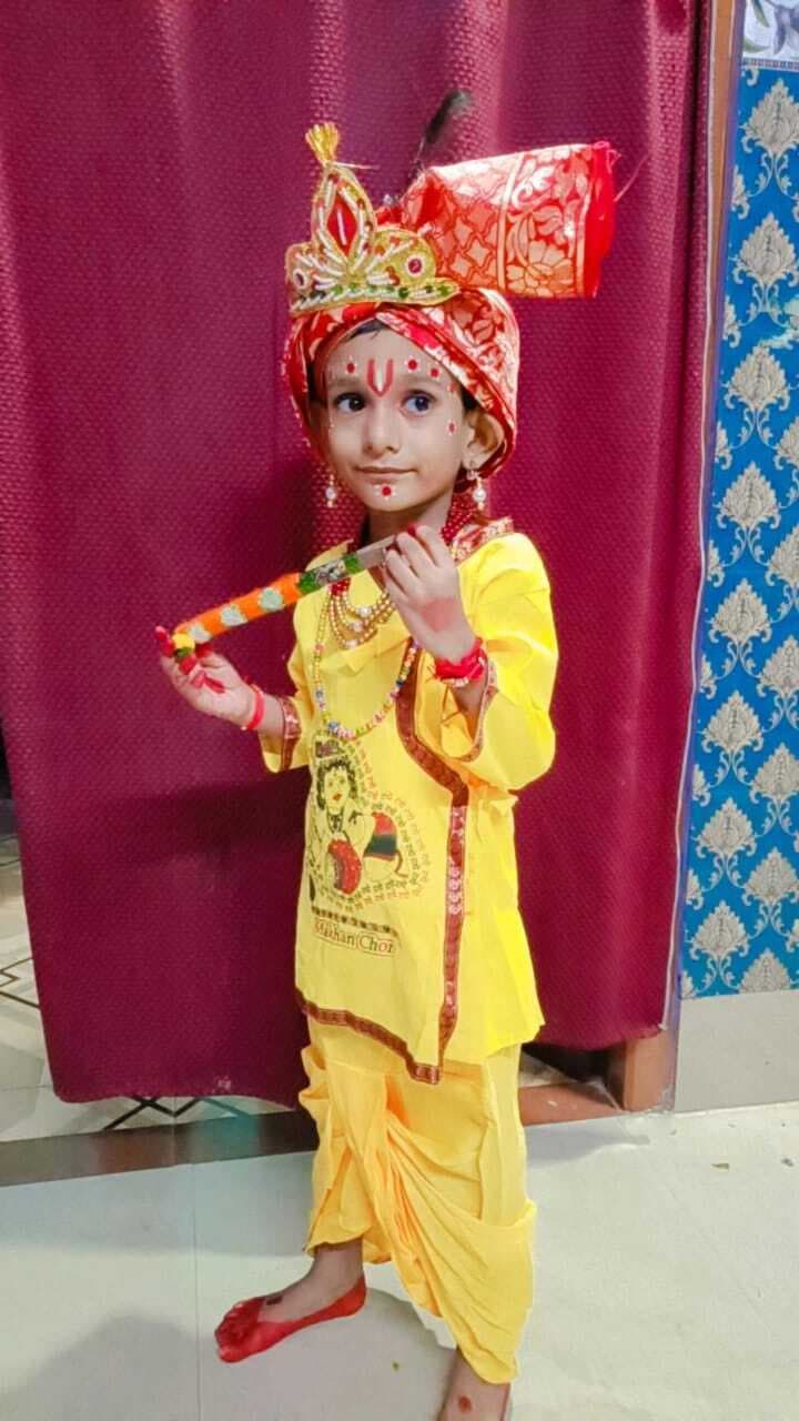 जन्माष्टमी पर कृष्ण-राधा के रूप में दिखे बच्चे