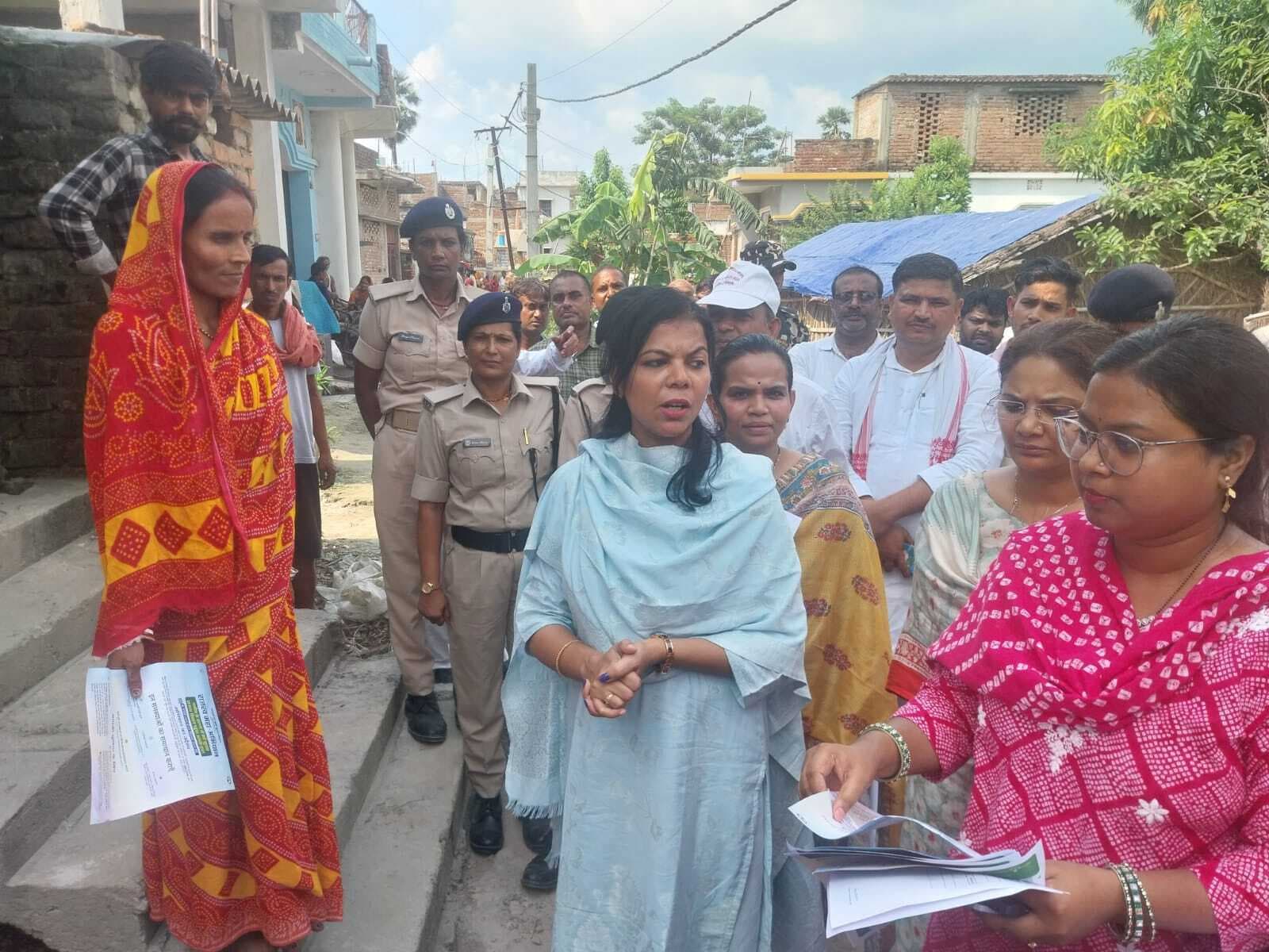 hajipur news. जमाबंदी पंजी वितरित कर डीएम ने की राजस्व महा अभियान की शुरुआत