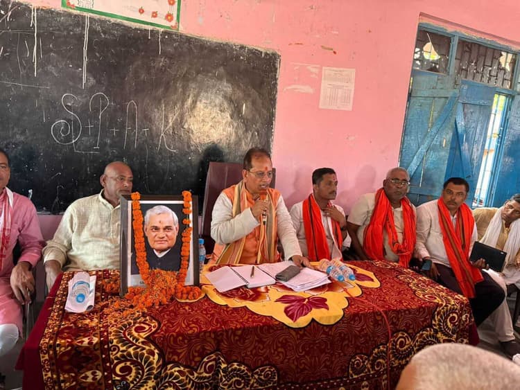 जनसंवाद में डिप्टी सीएम ने विकास योजनाओं पर की चर्चा