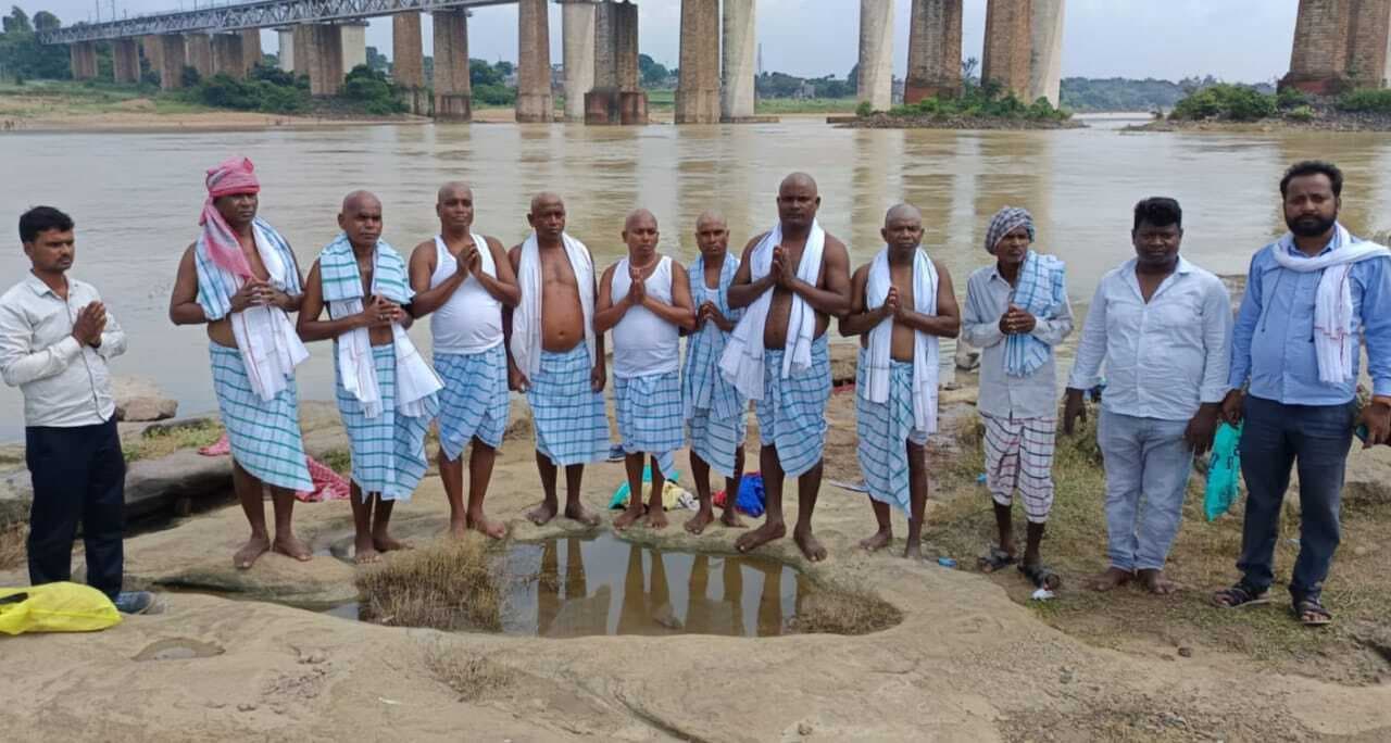 Dhanbad News : झामुमो कार्यकर्ताओं ने मुंडन करा गुरुजी को दी श्रद्धांजलि