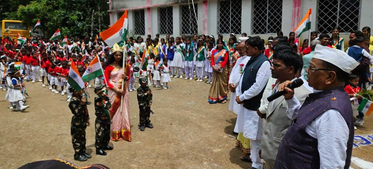 स्वतंत्रता दिवस समारोह धूमधाम से मना