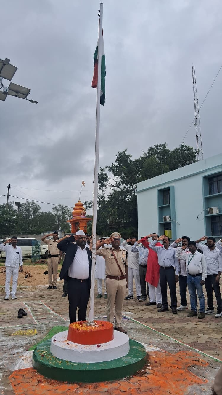 स्वतंत्रता दिवस पर शान से लहराया तिरंगा