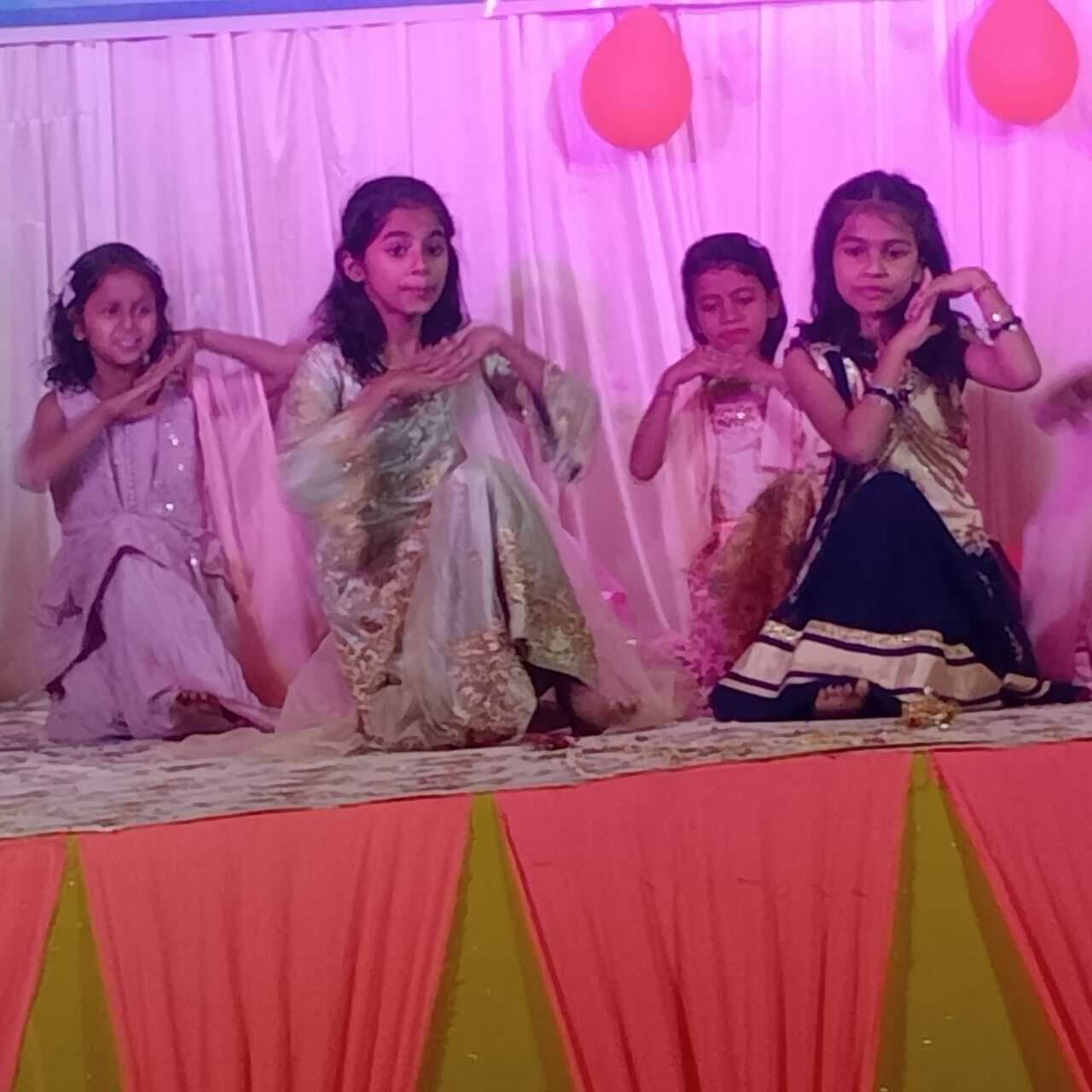 Madhubani News : राष्ट्र भक्ति गीतों पर नृत्य का आयोजन