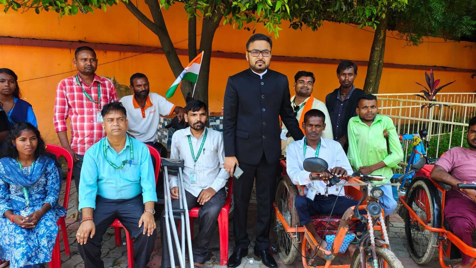 स्वतंत्रता दिवस पर दिव्यांगों के बीच बांटी मिठाई, दिलाया भरोसा