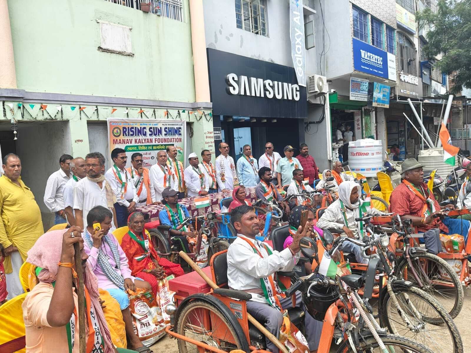 स्वतंत्रता दिवस पर दिव्यांगों के बीच राशन किट वितरित