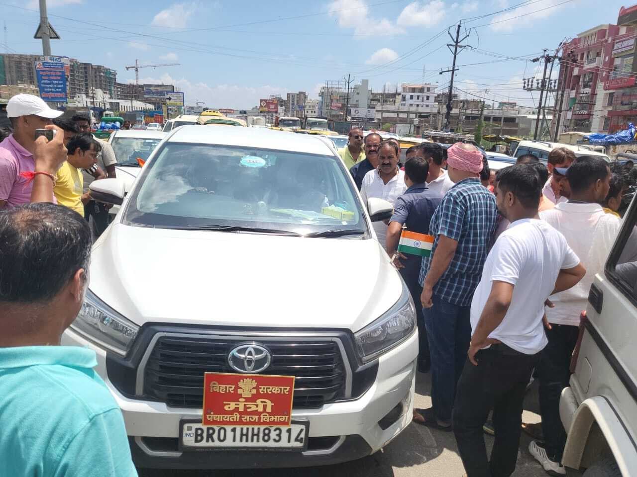 लेखा नगर में जलजमाव से परेशान लोगों ने जाम की सड़क