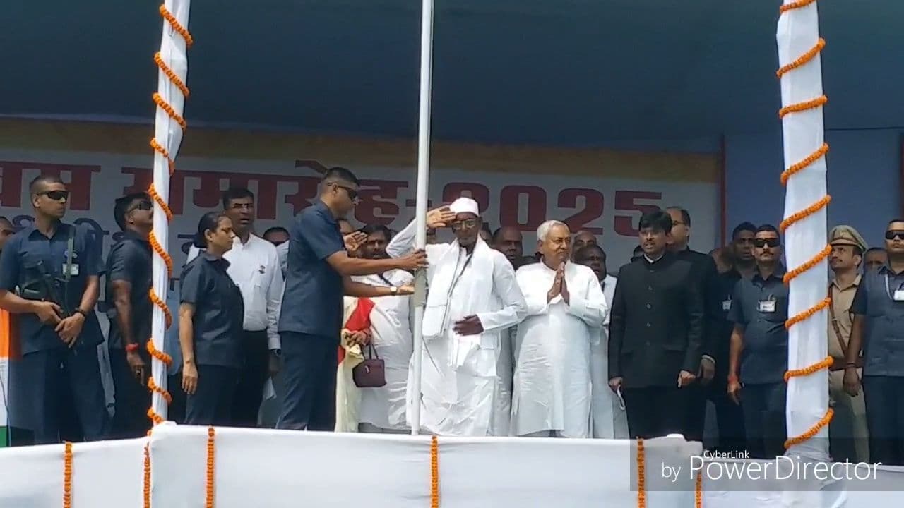 ग्राम डिहरी में सुखू चौधरी ने मुख्यमंत्री की उपस्थिति में किया झंडोत्तोलन