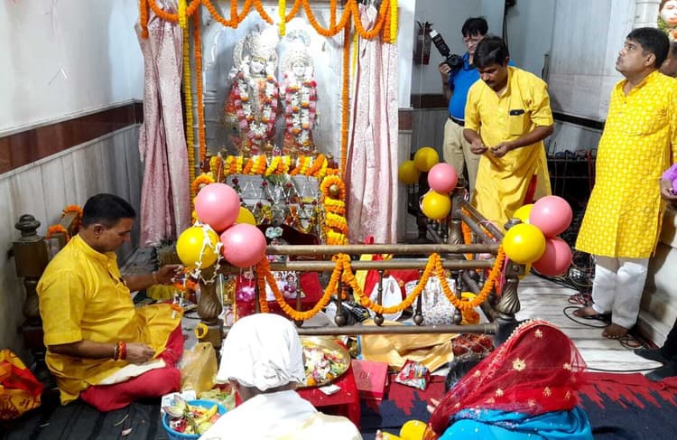 Dhanbad News : कान्हा लियो अवतार, बधाई सारे भक्तों को... गीत से गूंज उठे मंदिर
