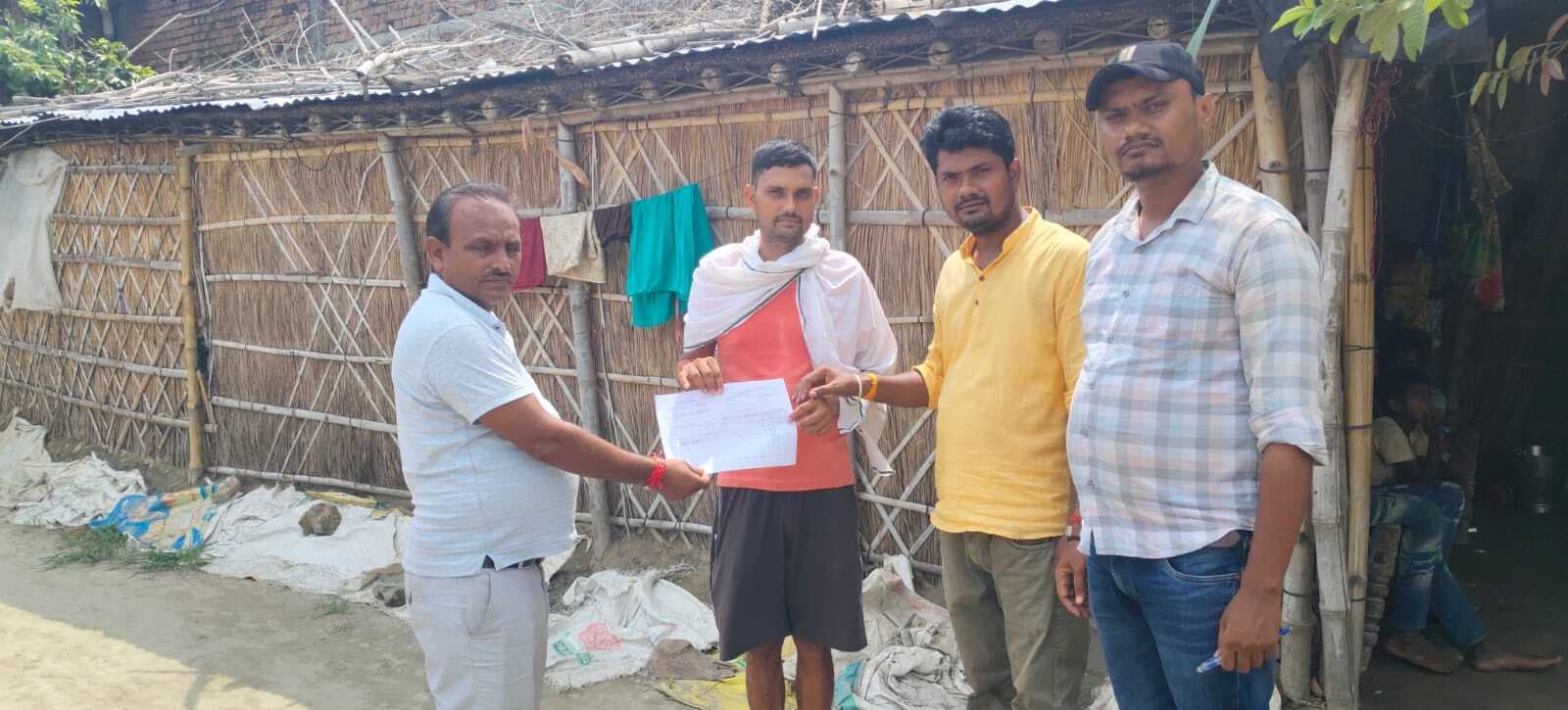 Bettiah : अंचल कर्मियों ने डोर टू डोर जमाबंदी पंजी का किया वितरण, सहयोग के लिए जनप्रतिनिधियों ने बढ़ाया हाथ