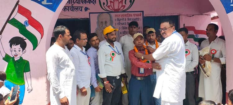 Bettiah : दो शिक्षकों को सम्मानित कर दी गयी विदाई