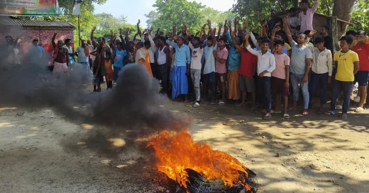 Bettiah : यूरिया की किल्लत पर किसानों ने झझरी में घंटों सड़क जाम व आगजनी