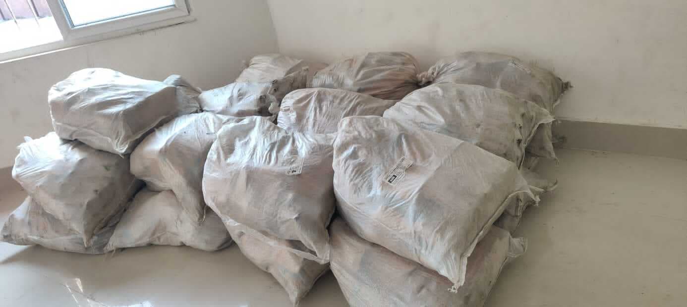 पटुवा खेत से 2070 बोतल नेपाली शराब बरामद, तस्कर फरार