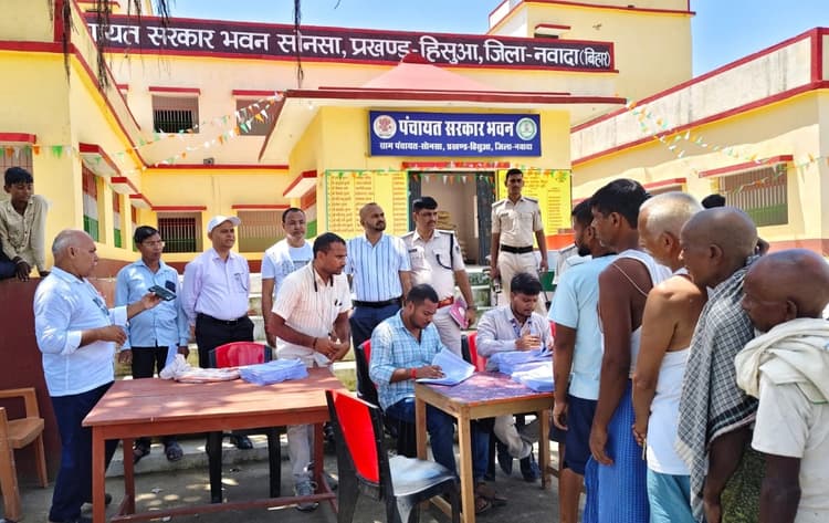 राजस्व महा-अभियान शिविर में जमाबंदी और आवेदन प्रपत्र की प्रति लेने उमड़े लोग