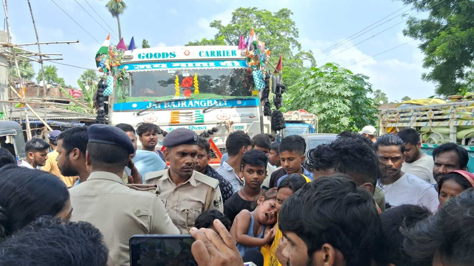hajipur news. डीलराें पर राशन नहीं देने का आरोप लगा कार्डधारकों ने जाम की सड़क