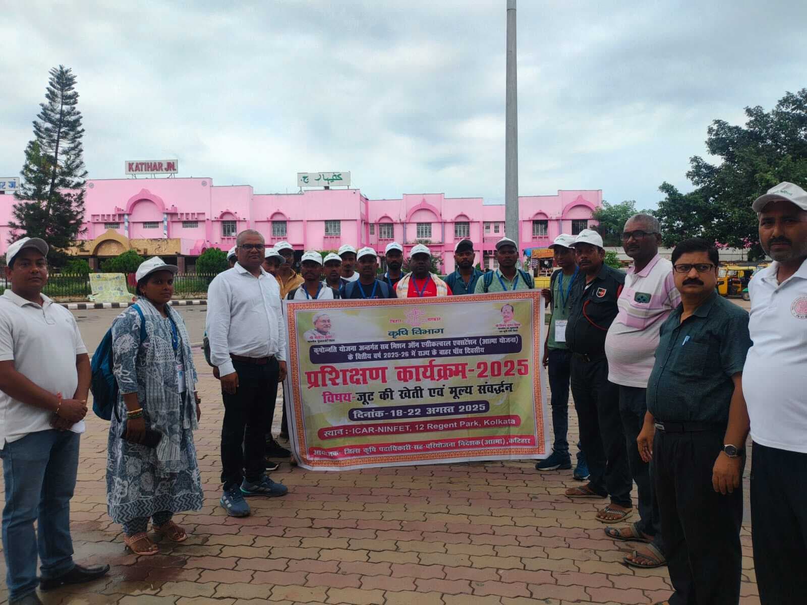 राज्य से बाहर पांच दिवसीय प्रशिक्षण के लिए किसान रवाना