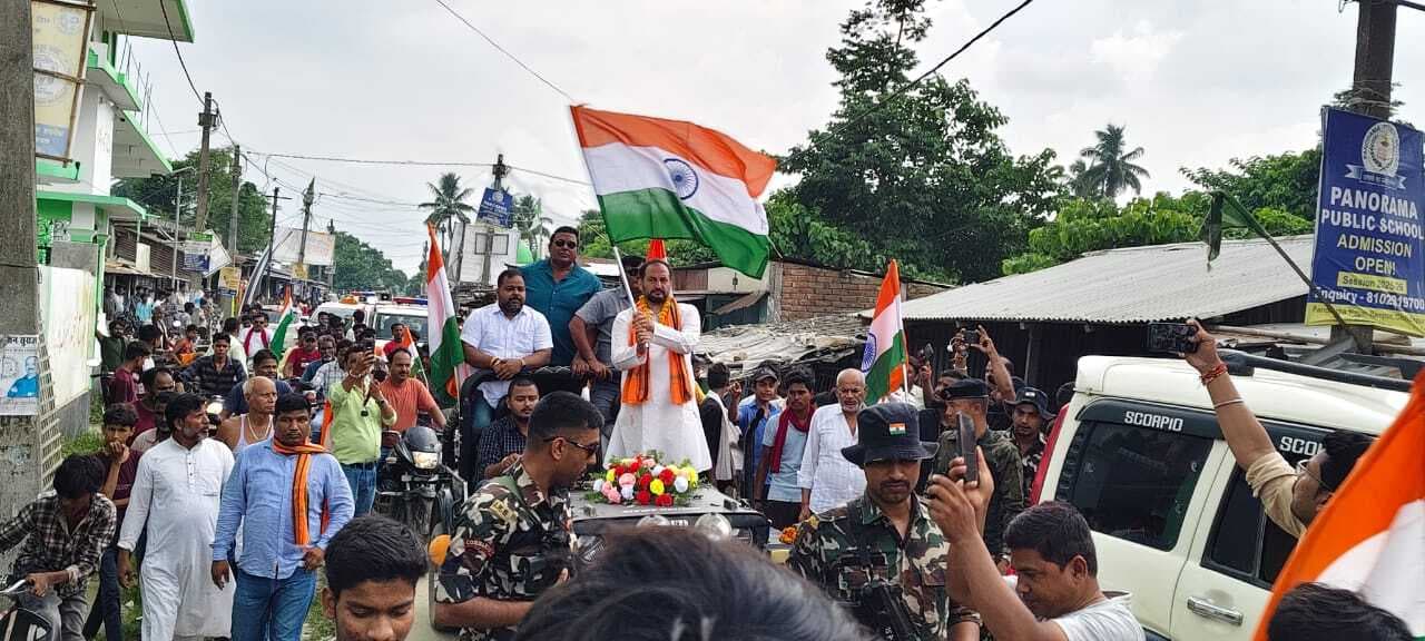 तिरंगा यात्रा में उमड़ा जनसैलाब, फूल बरसाकर किया गया स्वागत