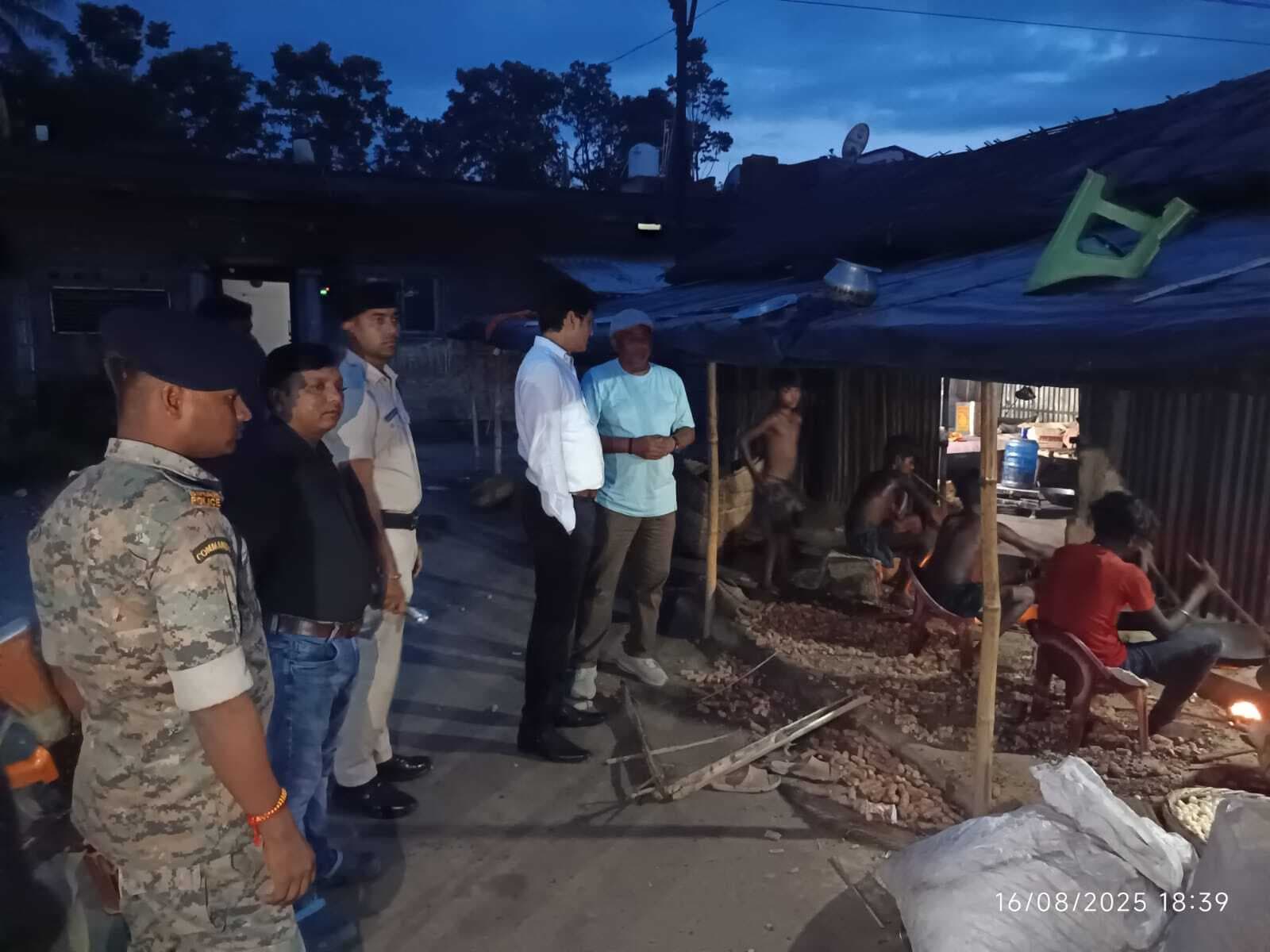 मखाना की खेती व प्रोसेसिंग की डीएम ने ली विस्तृत जानकारी