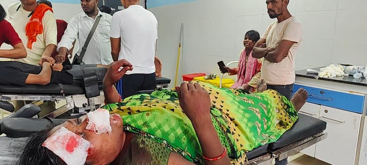 सवारियों से भरा ऑटो अनियंत्रित होकर पलटा, मां-बेटी घायल