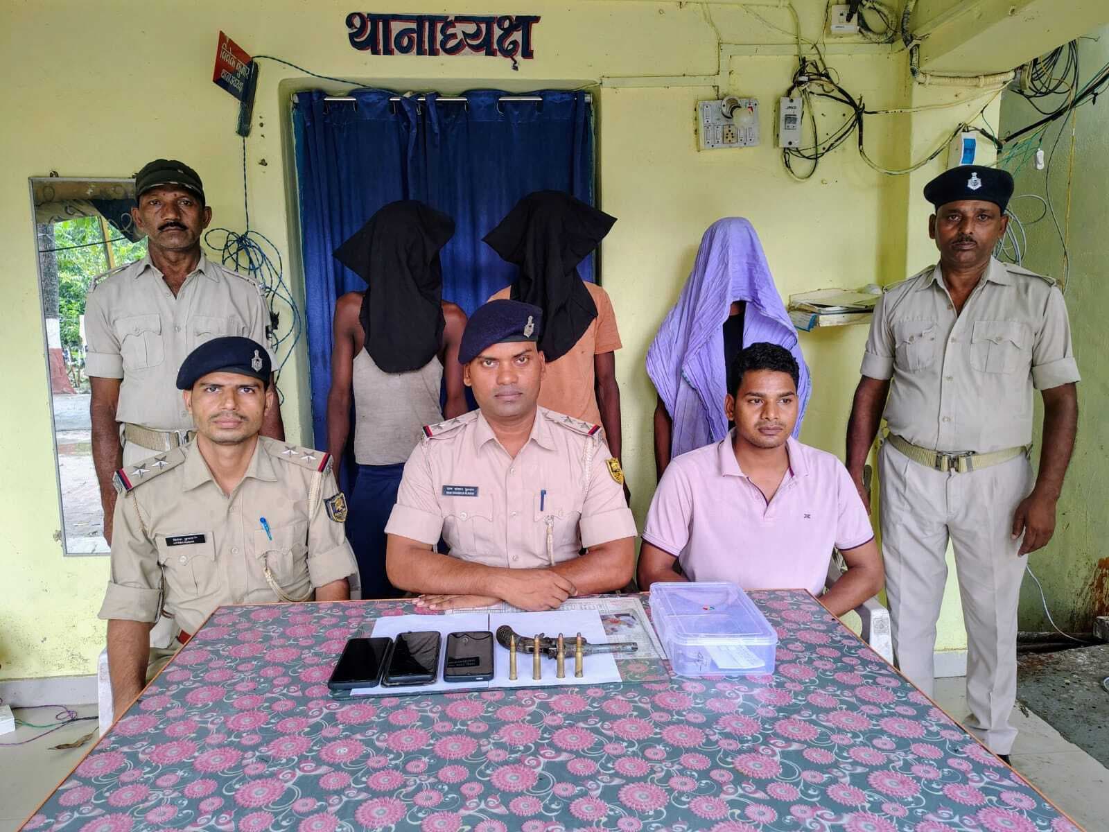 अपराध की योजना बनाते कट्टा व चार कारतूस संग तीन गिरफ्तार