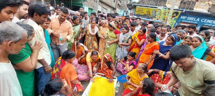 सेप्टिक टैंक ट्रैक्टर ने ई-रिक्शा में मारी जोरदार टक्कर, चालक की मौत, आठ घायल