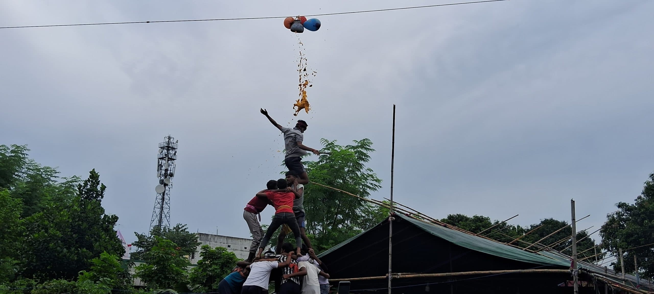 धूमधाम से मनाया गया कृष्णाष्टमी, मटका फोड़ प्रतियोगिता में युवा शक्ति जगतपुर की टीम विजयी