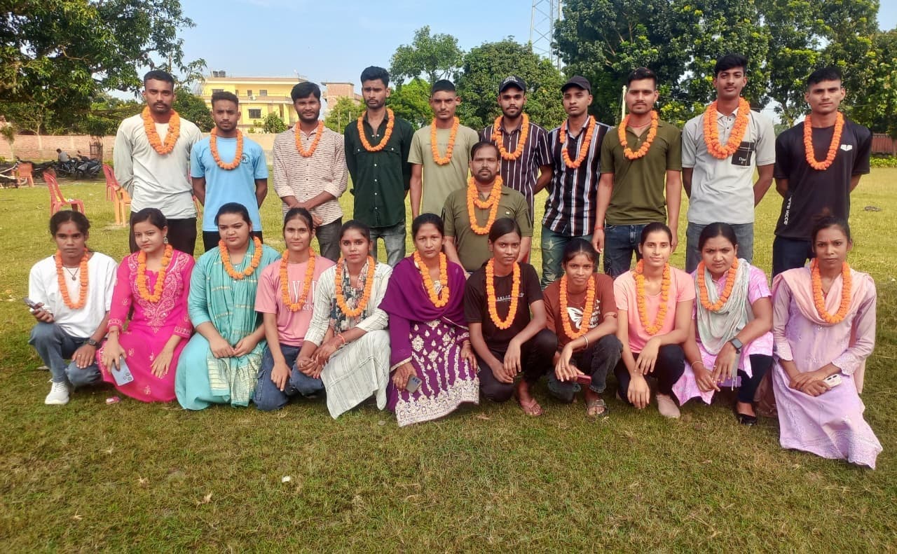 मनिहारी रेलवे ग्राउंड मैदान में होमगार्ड में चयनित अभ्यर्थी को किया सम्मानित