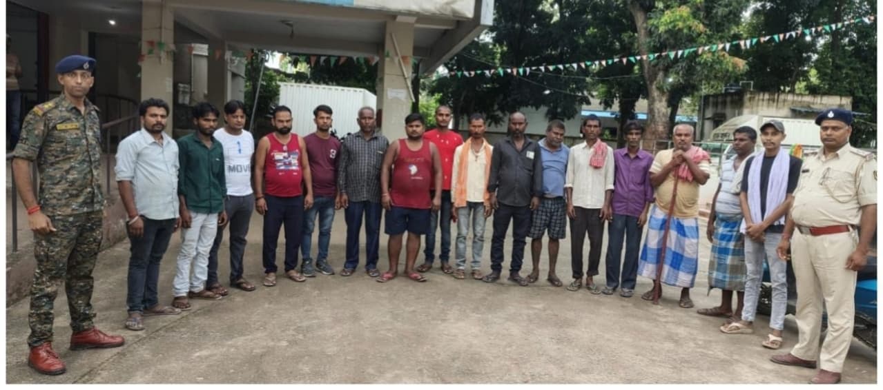 कोढ़ा थाना में गुंडा परेड का किया गया आयोजन