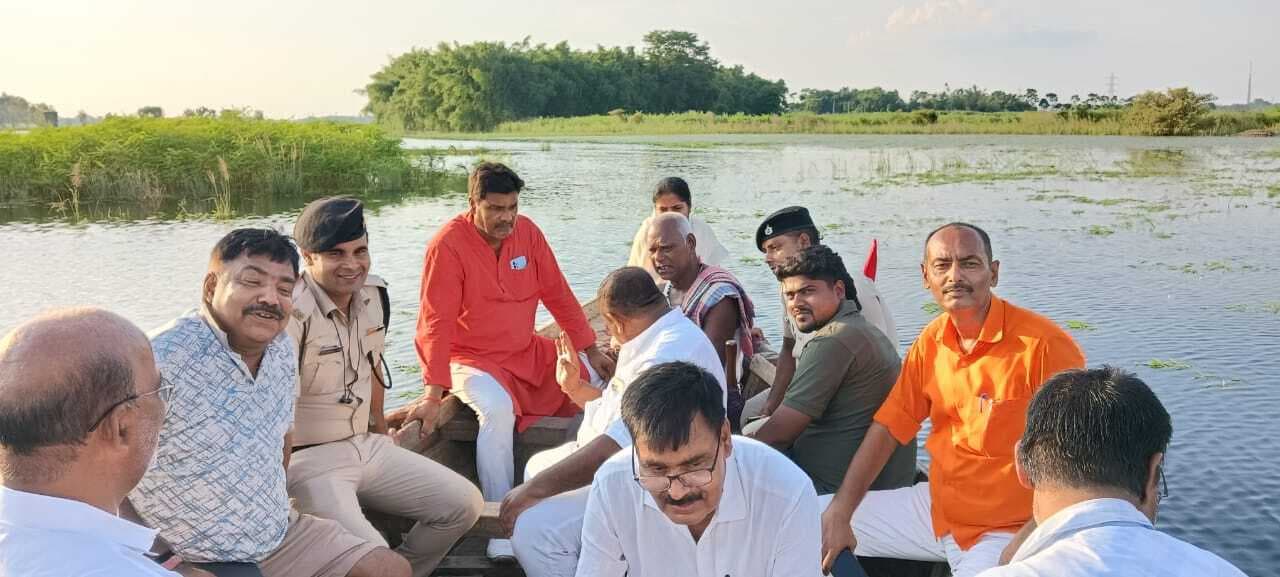 बाढ़ ग्रस्त क्षेत्र का विधायक ने लिया जायजा