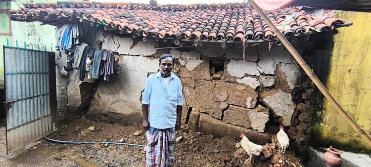 बारिश में घर ढहा, मांगा मुआवजा