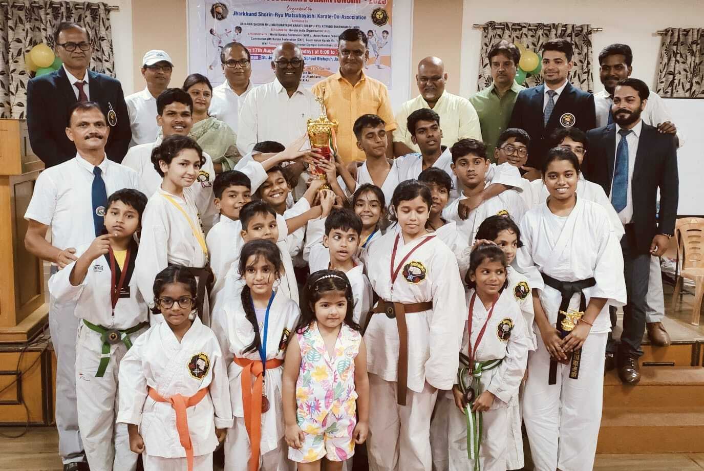 krate championship at loyola school: लोयोला स्कूल बना ओवरऑल चैंपियन
