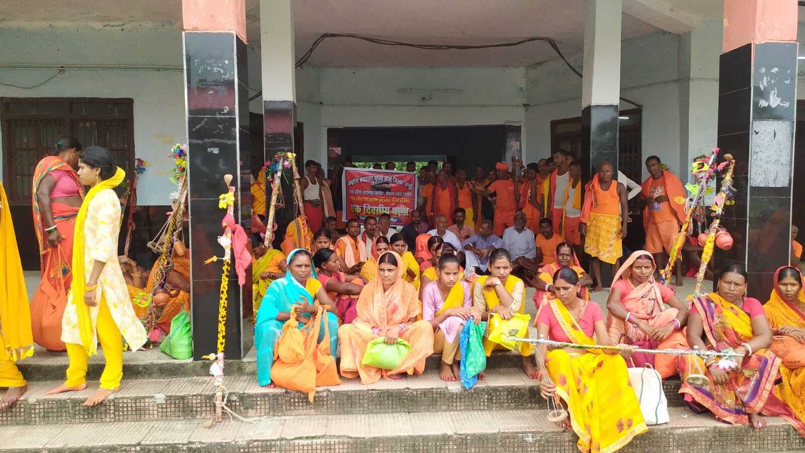 हटिया पाटलिपुत्र व हावड़ा-मोकामा एक्सप्रेस के ठहराव को लेकर धरना