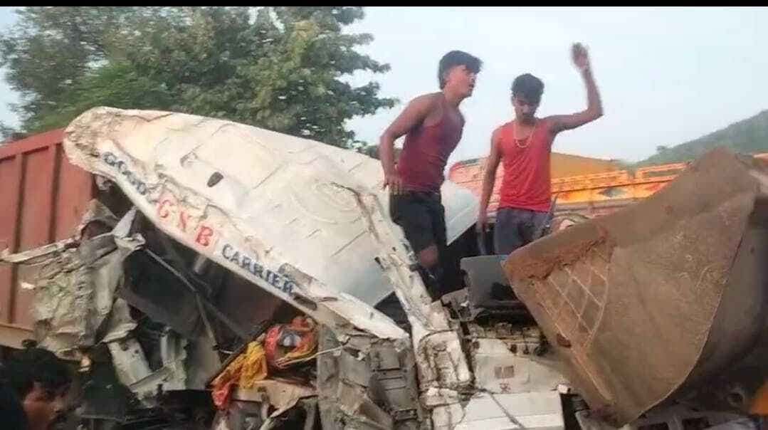 ट्रक व हाइवा की आमने-सामने टक्कर, चालक गंभीर