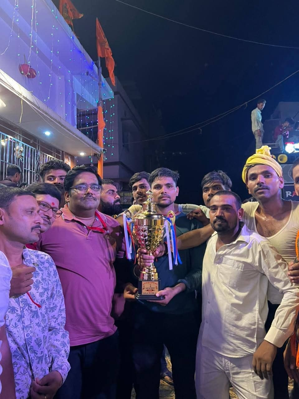 मटका फोड़ कार्यक्रम में रजला औरैया की टीम विजयी