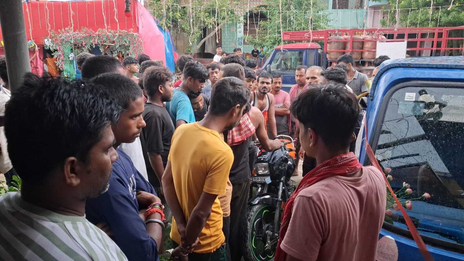 Madhubani News : सड़क दुर्घटना में बाइक सवार एक की मौत, दूसरा जख्मी