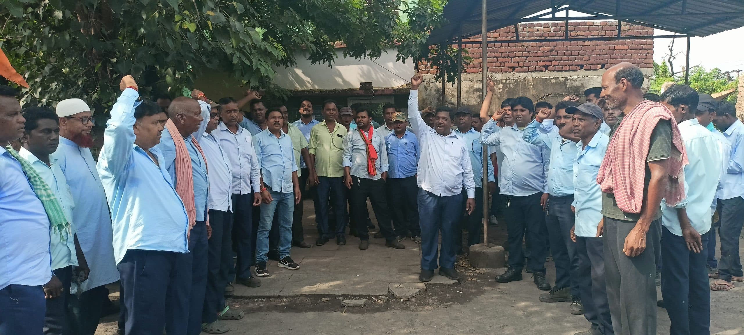 कोयला मजदूरों ने की अपनी समय सारणी पहले की तरह लागू करने की मांग