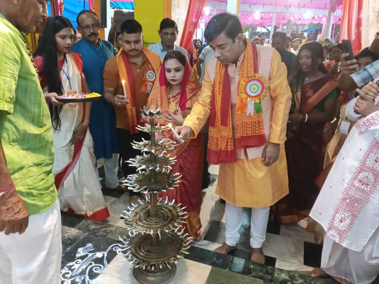 East Singhbhum News : विषधर नागों को गले में डालकर की मां मनसा की भक्ति