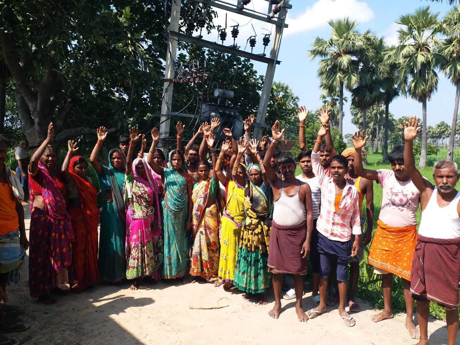 एक माह से जला है ट्रांसफार्मर, ग्रामीणों ने सड़क जाम कर किया विरोध-प्रदर्शन