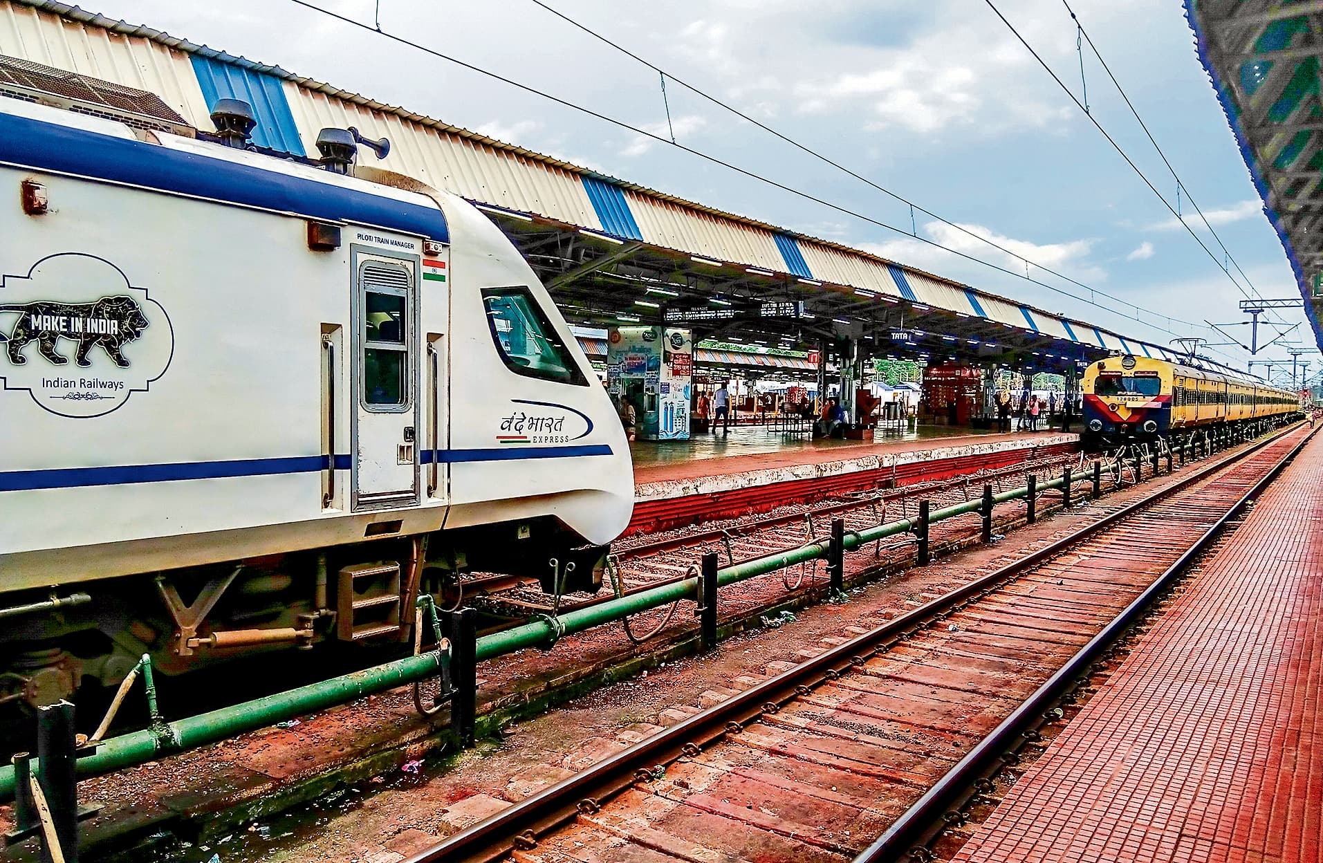 Jamshedpur News : टाटानगर स्टेशन के प्लेटफॉर्म नंबर दो पर एक साथ खड़ी हुई तीन ट्रेनें, यात्री हलकान