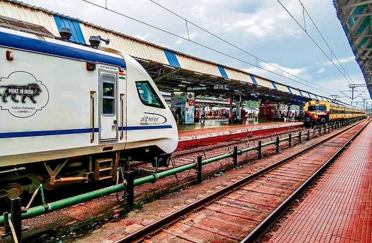 Jamshedpur News : टाटानगर स्टेशन के प्लेटफॉर्म नंबर दो पर एक साथ खड़ी हुई तीन ट्रेनें, यात्री हलकान