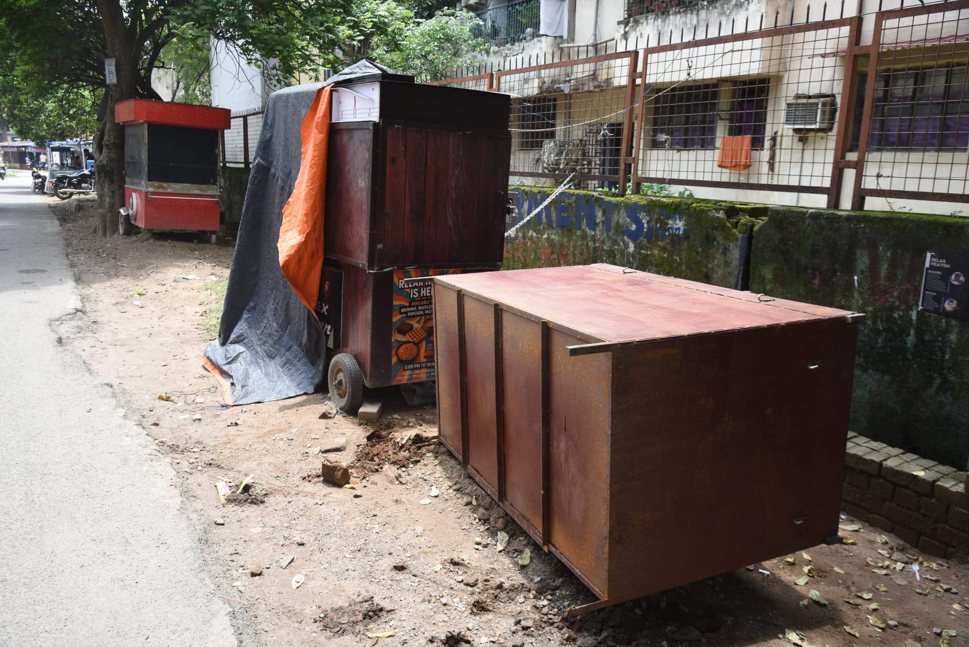 Jamshedpur News : बाराद्वारी खाऊ गली के समीप जुस्को ने स्थायी गुमटी को गिराया